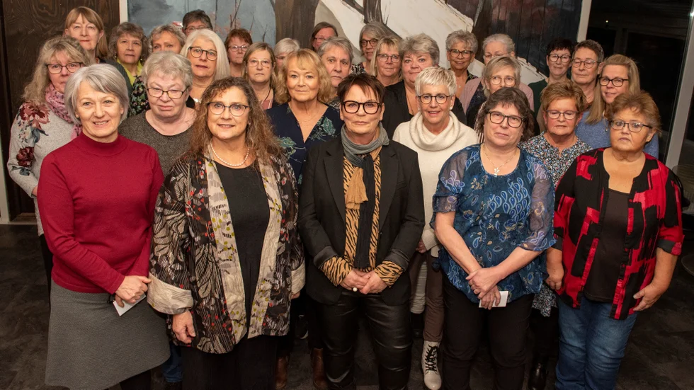 Avtackade pensionärer. Bakre raden från vänster: Margareta Norberg, Vivianne Rubsell, Siv Öhman, Lena Nilsson, Ulla Ström, Ann Lundgren, Gunilla Stenberg. Bakre mittenraden från vänster: Sonja Sidemark, Christina Lundberg, Eva Lundström, Elly Norberg, Birgitta Hellgren, Pia Lindström. Mitten mittenraden från vänster: Elisabeth Johansson, Kristina Hortlund, Tord Lundberg, Ewa Ölund Lundström, Sigrid Berg, Lilian Johansson. Främre mittenraden från vänster: Ann-Evy Pettersson, Siv Norberg, Lisbeth Högnelid, Birgit Hällgren, Eva Stråmo. Främre raden från vänster: Anita Pettersson, Lena Holmström, Ingela Karlsson, Yvonne Lövgren, Kerstin Nilsson.