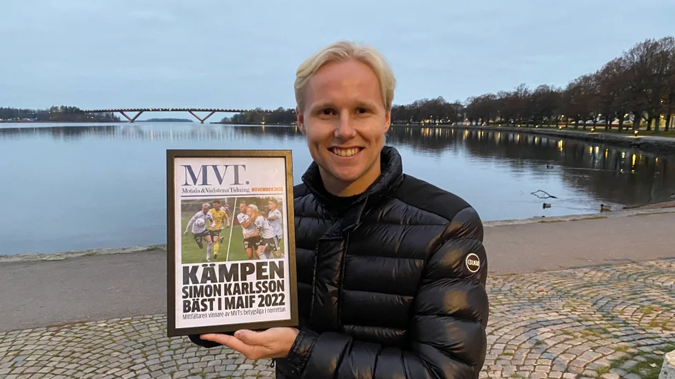 Simon Karlsson är prisad som Motala AIF:s bäste spelare i norrettan 2022. Löpsedeln visar upp två sidor av mittfältaren, kämpen och målskytten. Karlsson tog många löpmeter de 29 matcher han spelade och vann många höjddueller.