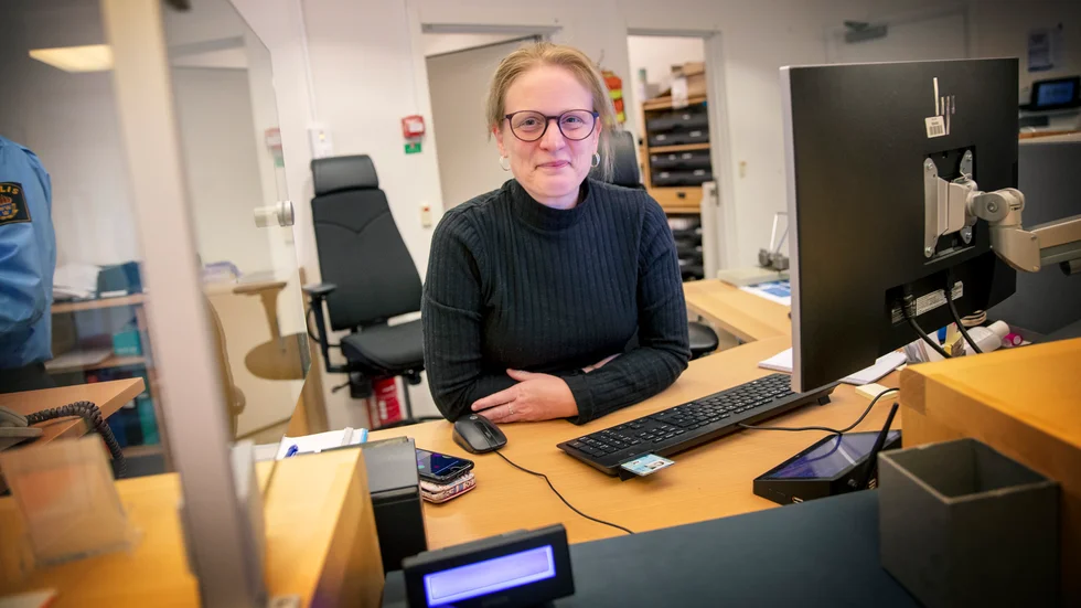 Anna Sörensen, gruppchef för receptionen på Nyköpingspolisen, hoppas att fler ska hämta ut sina pass när de har helgöppet.
