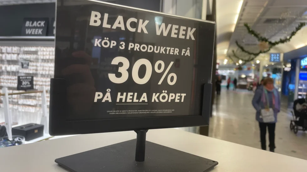 Black Week brukar betyda mycket shopping – såväl på nätet i fysiska butiker. Men fallgroparna är många för kunden.