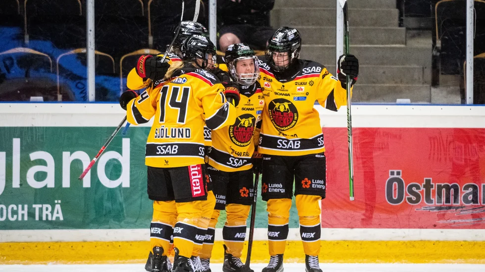 Jenni Hiirikoski jublar efter sitt första mål för säsongen. Målet innebar 3-1-ledning och Wilma Sjölund var med och spelade fram kaptenen och det var Sjölunds första poäng denna säsong.