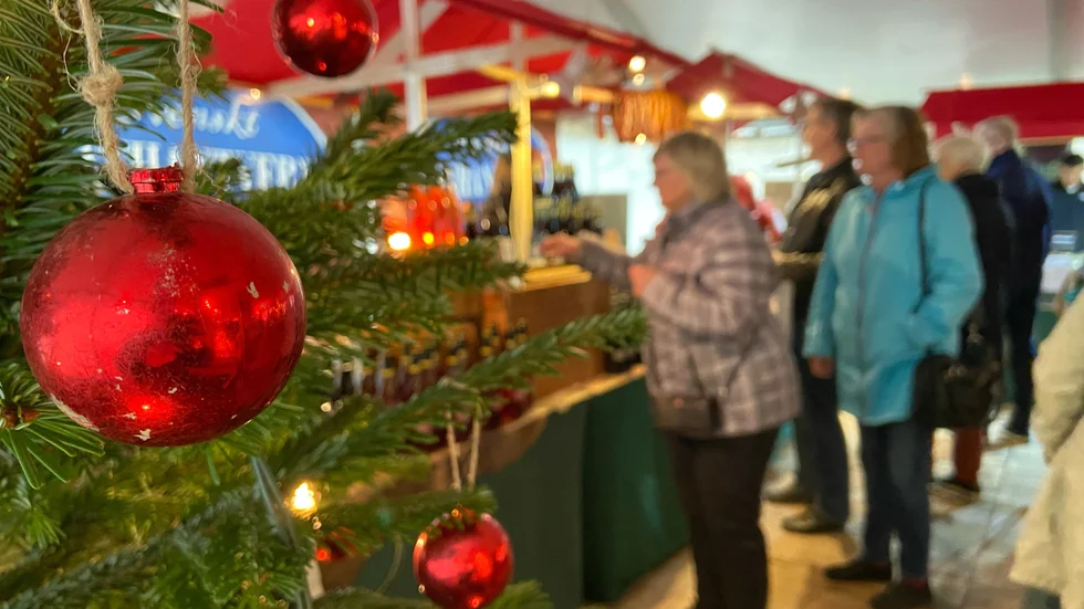 Många passar på att köpa julklappar eller något gott att äta inför julen när de besöker en marknad. 