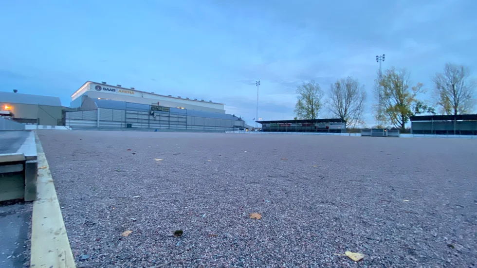 Även den här hösten blev isen försenad på Stångebro och Derbys verksamhet kunde inte komma igång som planerat.