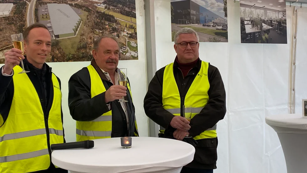 De skålar för en bra affär. Panattonis vd Fredrik Jagersjö Rosell, Kilenkryssets vd Jan Persson och kommunalrådet Peter Book var mycket nöjda under onsdagens firande.