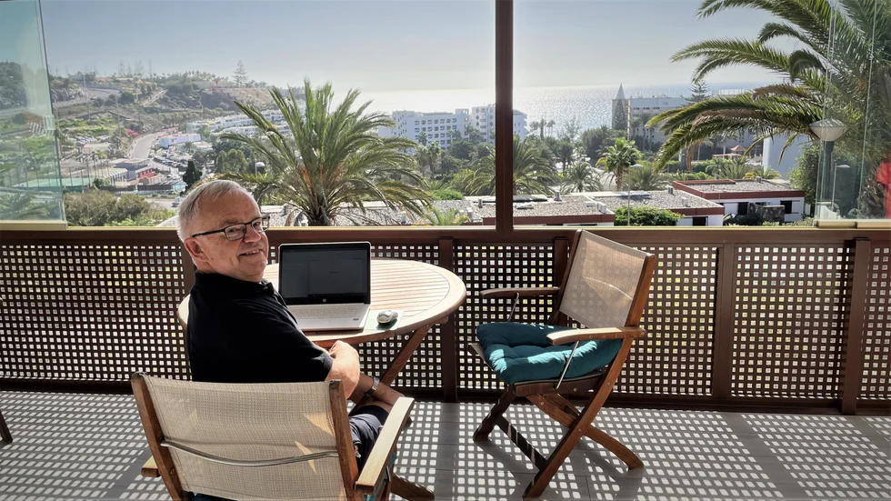 På sin balkong i San Agustin, Gran Canaria, sitter Peter Strang ofta och arbetar och skriver.
