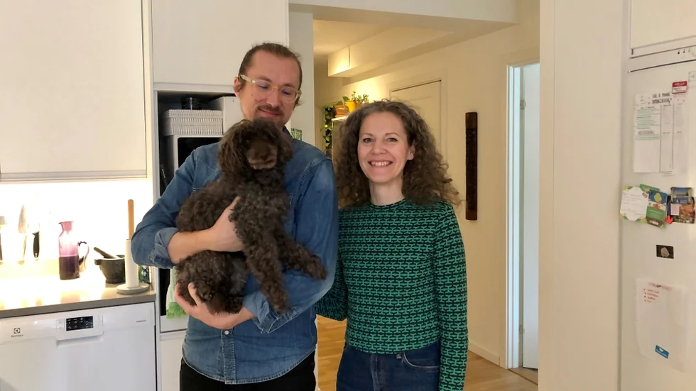 Tomas Nordebrink och Tanja Kaitaniemi tillsammans med hunden Miso.