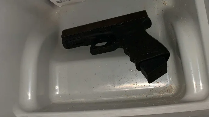 I en skåpbil som stoppades efter skottlossning i en bergtäkt utanför Uppsala hittades en pistol.