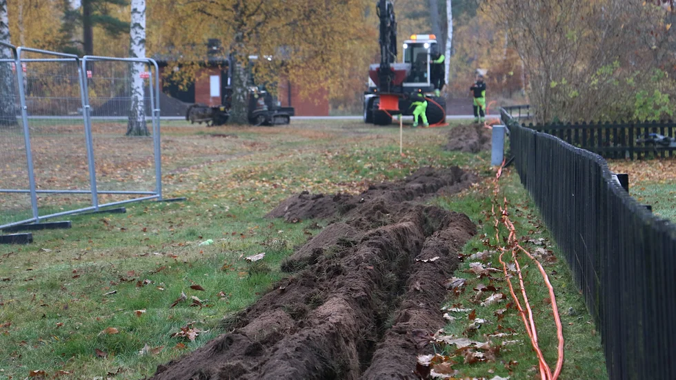 Grävningarna för fiber i Målilla rullar på. Till årsskiftet ska det vara i drift räknar företaget med. Men grävningen går inte alltid helt friktionsfritt.