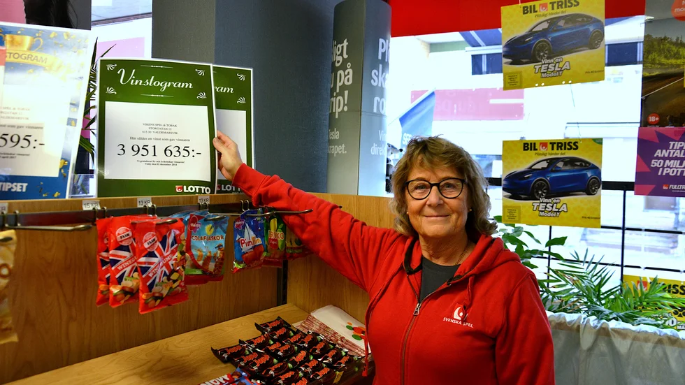Lisbett Andersson som driver Vikens spelbod visar den förra storvinsten på 3,9 miljoner som skedde för åtta år sedan. Nu har det rekordet slagits.