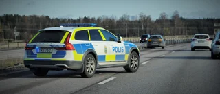 Bil körde in i vajerräcke på E18 nära Enköping