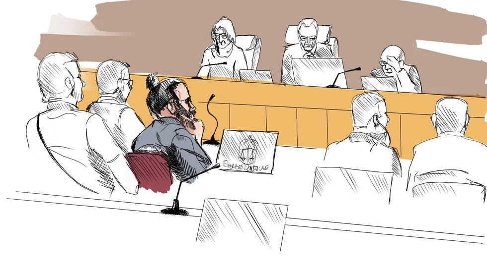 Illustration från första förhandlingsdagen i åtalet som rör mordet på Adriana samt en rad andra brott inom ramen för en konflikt mellan olika kriminella grupperingar. På bilden en åtalad 30-åring (i mitten) och hans försvarsadvokater till vänster om honom.