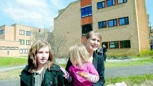 BÄTTRE SKOLA. Mamma Carina Östling ser gärna att 12-åriga dottern Josefine Juto börjar på Norrskenets friskola. "Jag tycker det verkar fräschare och nyare här", säger hon. Med på bilden är också dottern Agnes Östling.Foto: Roland S Lundström