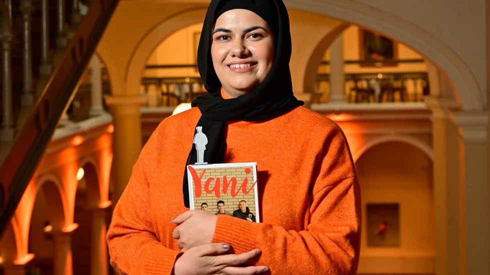 Nora Khalil med boken "Yani", som även var nominerad till årets svenska barn- och ungdomsbok på Augustprisgalan i fjol. Arkivbild.