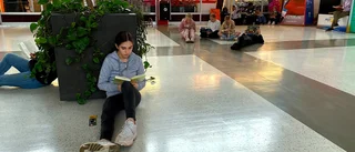 Många höjda ögonbryn när elever intog köpcentrum • Åbyängskolan arrangerade en flashmob