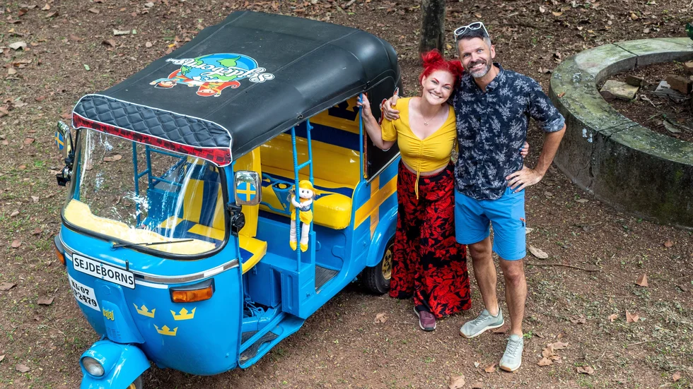 I en egendesignad tuk-tuk bilar Linköpingsparet Louise och Anders Sejdeborn genom Indien. I september lämnade de Sverige för ett liv på resande fot.