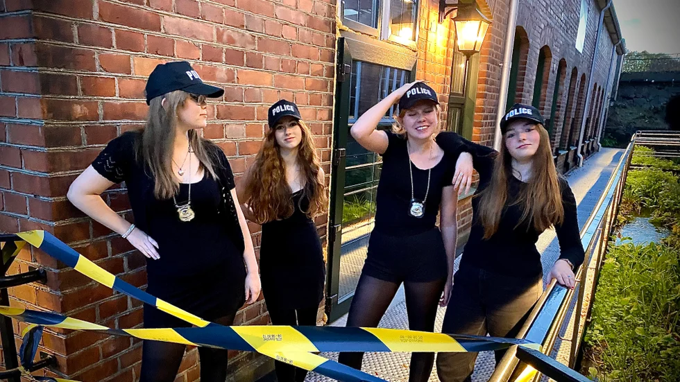 Arrangörsgänget på 1357; Molly Björkén, Rebecca Edoff, Elsa Lundgren och Ida Alfredsson agerar poliser i årets spökvandring, som de planerat och leder. "Förebilder för de ynge och framtidens eventhållare", säger Anton Bergström Grabowska, verksamhetsledare på 1357 som låter unga genomföra sina idéer.