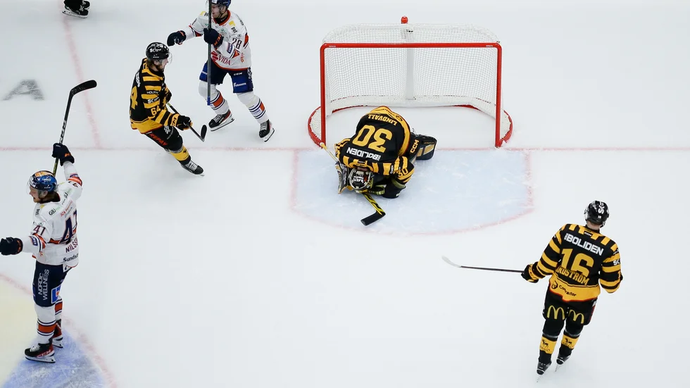 Gustaf Lindvall deppar efter Erik Josefssons märkliga 1–0-mål för Växjö, som slank in mellan AIK-målvaktens benskydd. 