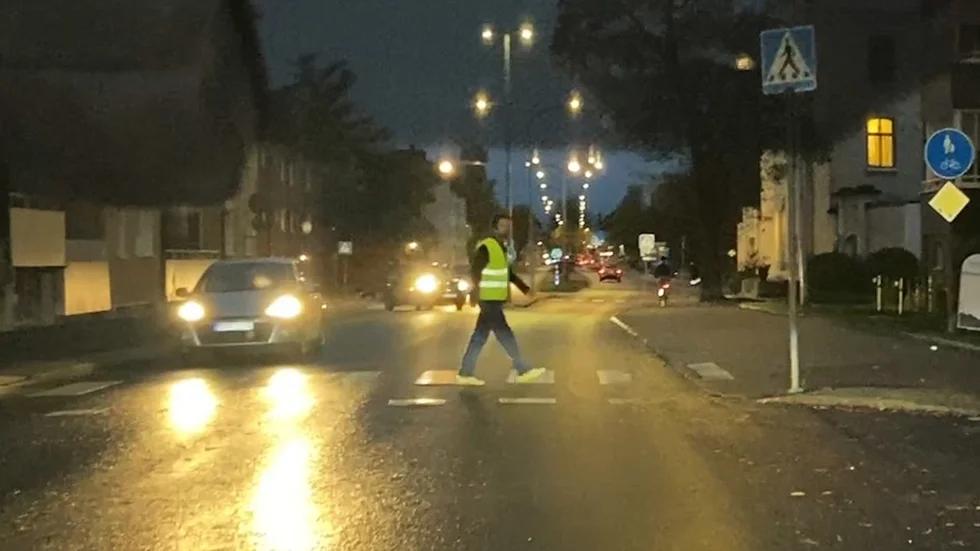  De "oskyddade" trafikanterna som gående och cyklister kan själva se till att inte råka illa ut, reflex är en bra modell! Skriver insändarskribenten.