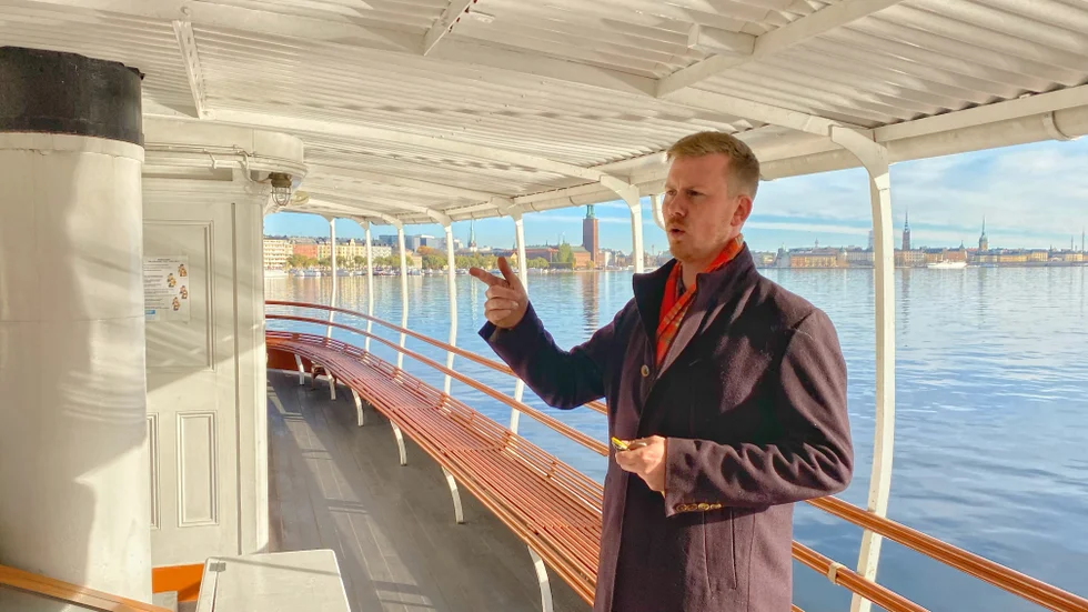 Över axeln på Jimmy Dahllöf går det att se klassiska siluetter som Stadshuset och Storkyrkan ur Stockholms stadsbild, dit han även tycker att skärgårdsbåtarna hör till. "Vad vore Stockholm utan de vita båtarna?", frågar han.