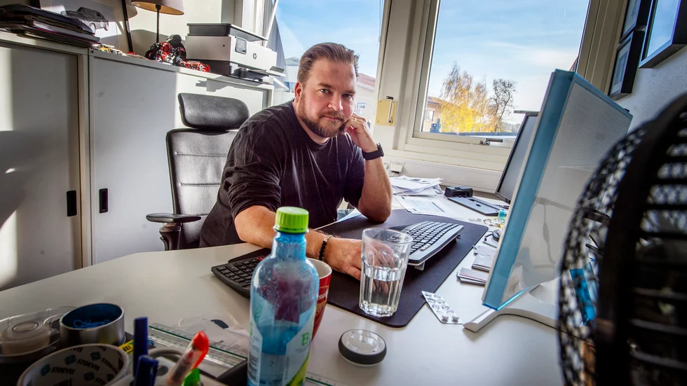 Hans Wegendal hyr ett rum i kontorshotellet i hamnen i Nyköping. Nu aviserar hyresvärden en dramatisk hyreshöjning.