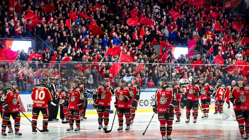 KROCK. Luleå Hockeys hemmamatch på lördag tvingar konserten Champions of rock att flytta, vilket möter stark kritik.