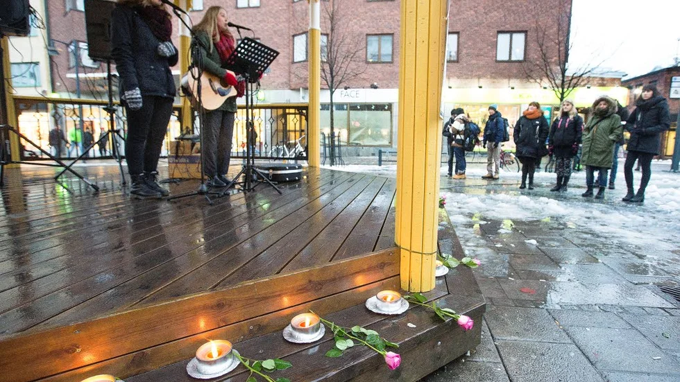 LJUS. Felicia Strinnholm och Malin Forsberg i Duo UF sjunger om en ängel som flyger förbi mot himmelen så fri. Framför dem brinner ljus för kvinnor som fallit offer för våld i nära relationer.