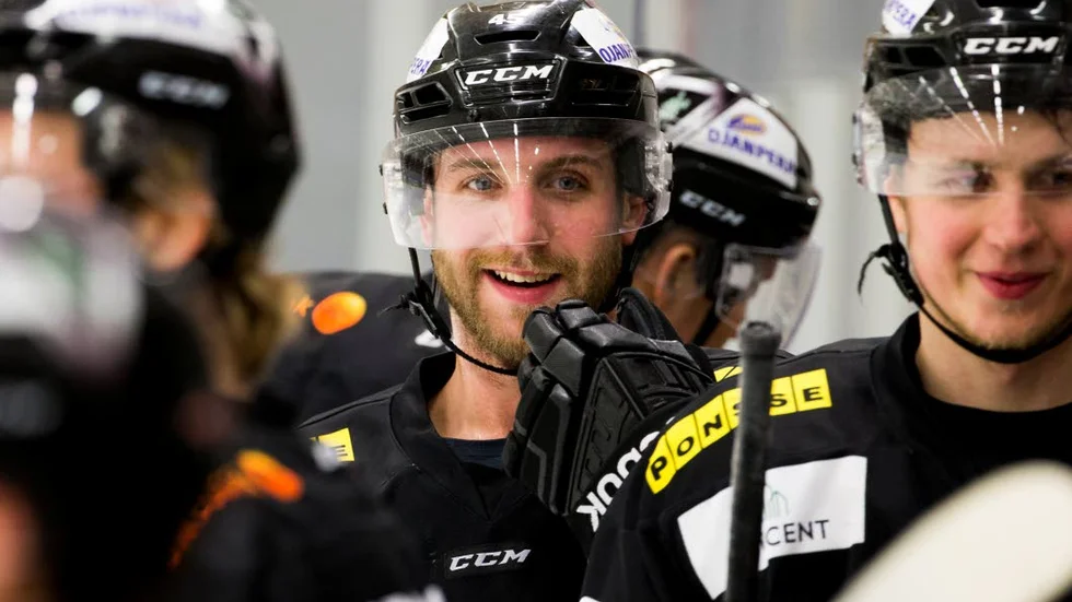 Målfest. Sebastian Dyk bjöd på ett äkta hattrick inom loppet av sex minuter när Asplöven slog Vita Hästen.