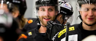 Här Dyker han upp med ett äkta hattrick