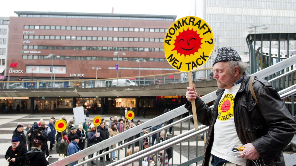 Här används antikärnkraftsmärket på Sergels torg i Stockholm på 30-årsdagen av den svenska kärnkraftsomröstningen. Arkivbild.