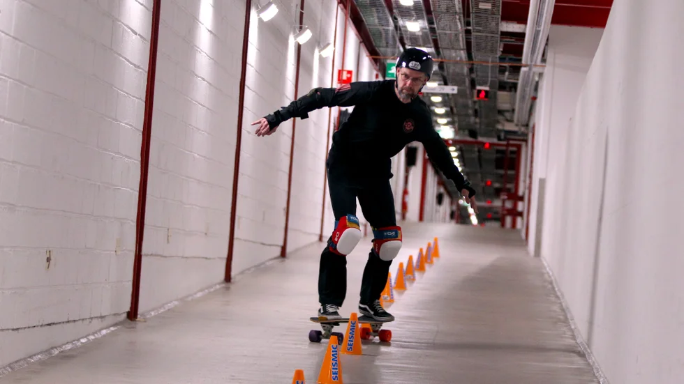 "Jag åkte så pass mycket när jag var liten, därför var det inte svårt att börja igen. Sen har det tagit tid att ta sig från en platå", berättar Gerhard Andersson som började med skateboardslalom när han var 49.