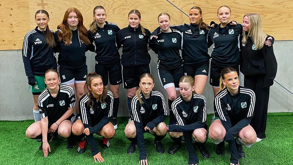 Här är 13 av spelarna i Morön BK:s nystartade damlag, som är taggade för första matcherna i helgen. 