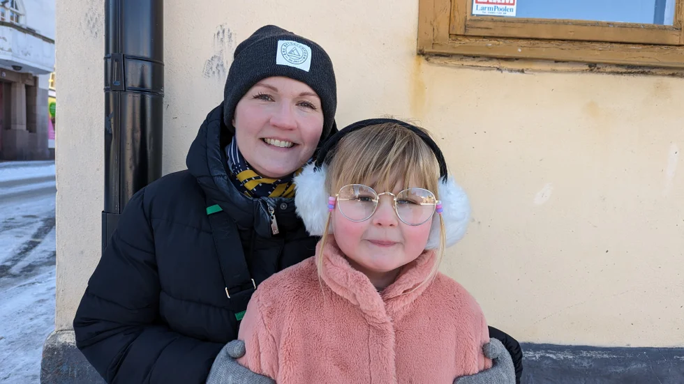 Maria Hedberg, 44 år och Betty, 6 år: "Jag vill lyfta min egna mamma, Eva Gustafsson, både för sitt föräldraskap och som i egenskap av kvinna. När jag var 11 år gammal dog min pappa och kvar stod mamma med två barn att ensam ta hand om. Hon har alltid hållit ihop, fått oss barn att känna oss sedda och lyckats skapa en tajt familj utifrån väldigt svåra förutsättningar mitt i all sorg. Hon är så stark!"
Betty lägger till: "Mormor är bäst! Och min granne Mersi, hon är så snäll. Jag önskar att hon var min extrafarmor."