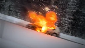 Bil började brinna på E4 i höjd med Solbacken.