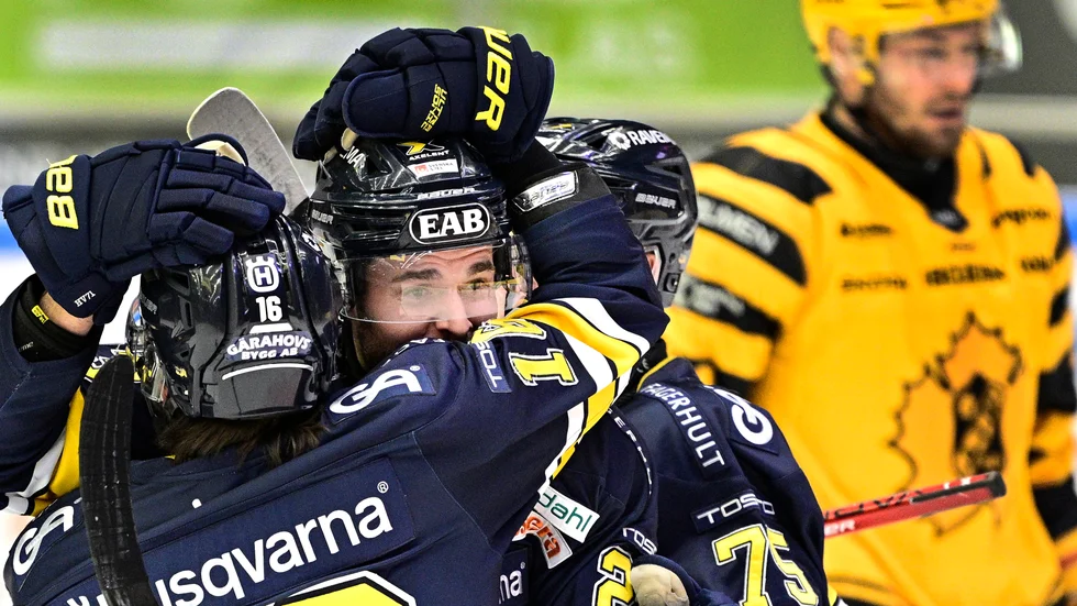 Nick Shore, i mitten, och lagkamrater firar ledningsmålet mot Skellefteå.
