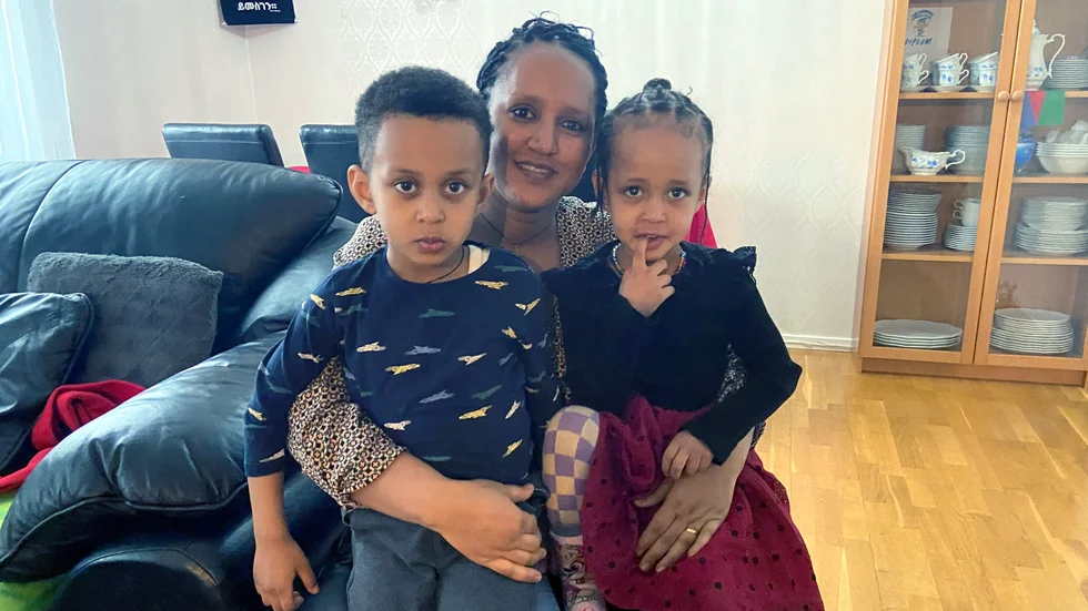 Yodit Fkadu tillsammans med barnen Adam och Sarah. Hon har även en äldre son i sitt hemland Eritrea. Honom hoppas den nyblivna svenska medborgaren få återförenas med i Sverige.