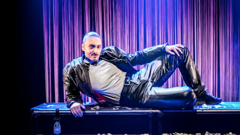 Sofia Södergård spelar dragkingen Qarl Qunt i föreställningen "Slick".
