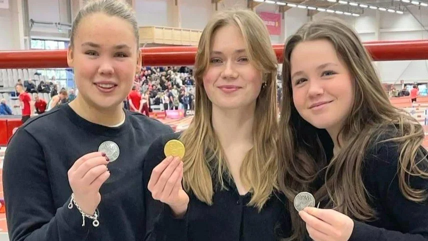 Kusinerna Linn Gabrielli Gustafsson, Moa Gustafsson, och Hanna Gabrielli Gustafsson visar stolt upp sina medaljer efter den gångna helgens insatser på USM/JSM i Karlstad.