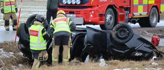 Bil voltade utanför Alunda - trafiken påverkad