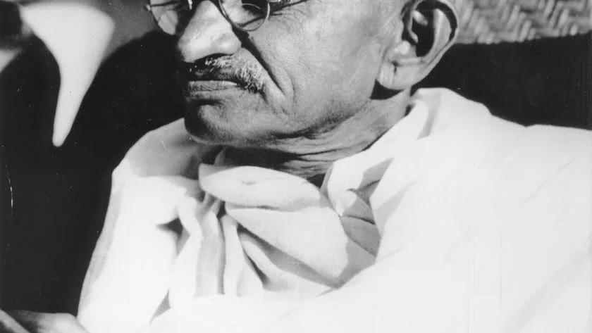 Gandhi. Varför ej ge större makt åt vad denna man har sagt? skriver ”Farfar”.