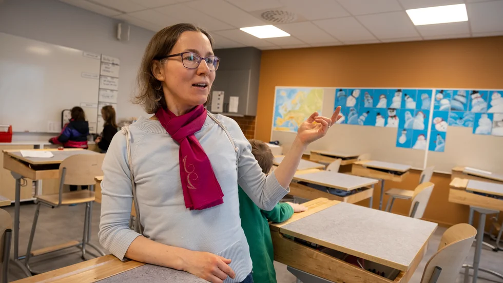 Maren Ellqvist gillar de trevliga klassrummen på Fridtunaskolan. Hon vill gärna se vad Lejonfastigheter som äger Atlasskolan ska göra med fastigheten. "Den måste hyras ut. Kan våra barn inte gå i den skolan då vill vi skattebetalare inte betala för den", säger hon. 
