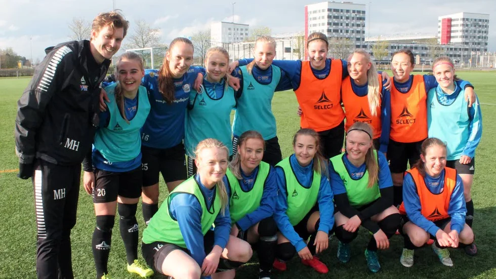 Tränare och spelare i Linköpings FC:s F19-trupp som fick besök av Östgöta medias videoserie Fotbollsresan. Platsen är Ljunkans konstgräs intill Linköping arena.
