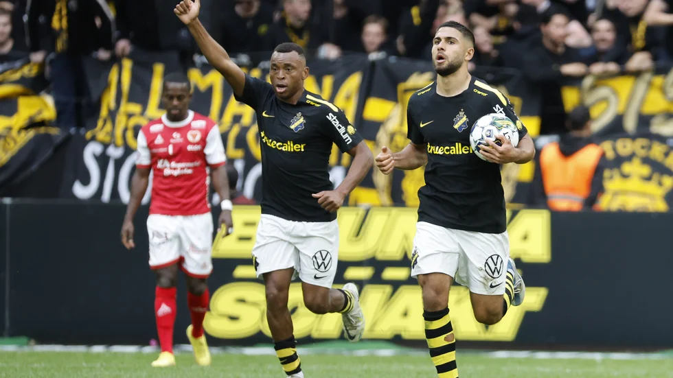 Abdussalam Magashy (tv) jublar med Omar Faraj efter 1–1-kvitteringen mot Kalmar FF.