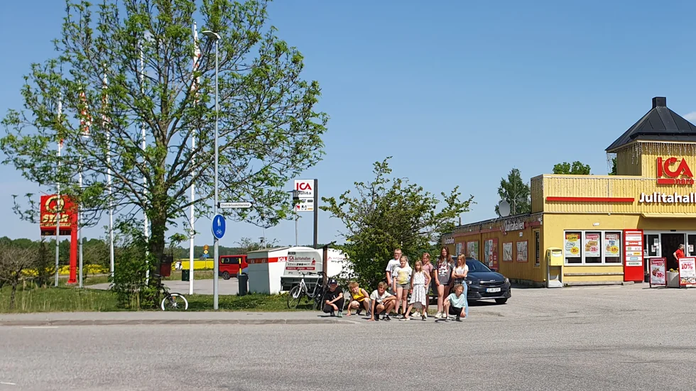 Eleverna i klass 4 på Julita skola tycker att det är dags att göra något åt trafiksituationen i Äsköping. För att komma till idrottsplatsen måste de korsa en 80-väg.