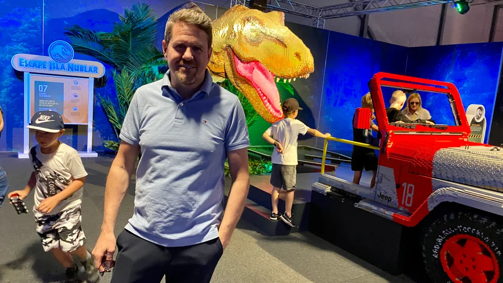"Jurassic World by Brickman" öppnade i Teknikhallen den 8 juni och pågår fram till  den 3 september. Utställningen har lockat barnfamiljer och legointresserade vuxna. Stefan Papangelis, vd för Nordic Exhibitions, är nöjd med sommaren.