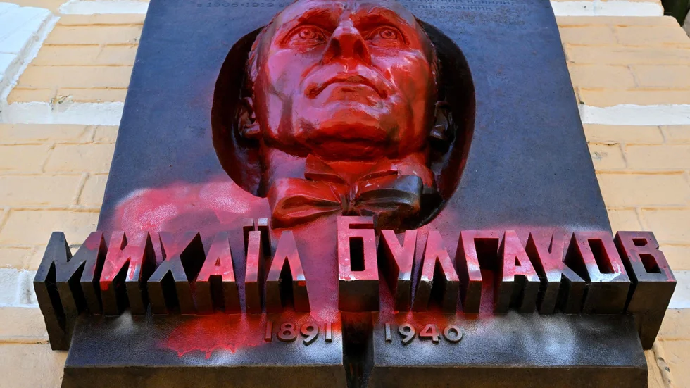 Plaketten utanför Michail Bulgavkov-museet i Kiev har blivit vandaliserad, men rödfärgen får vara kvar.