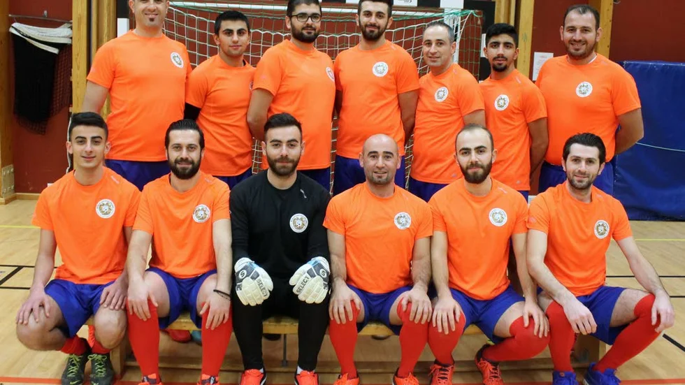 LAGET. Motala Armeniska Förening debuterade i svensk fotboll inomhus genom att göra debut i Boren futsal cup. Nu var det meningen att laget skulle spela i sexan också, men det är tveksamt om laget har råd.