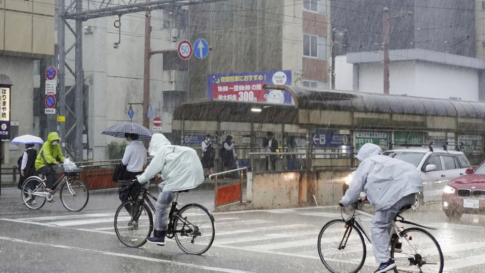 Den tropiska stormen Mawar har fört med sig ett kraftigt regn över Japan. Bilden är från staden Kochi i landets södra delar.