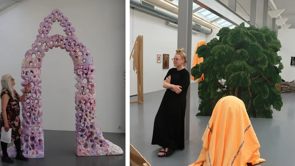 Joanne Posluszny-Hoffsten, född 1954, vid sin största skulptur ”Entrance to Atlantis” – Portik till den mytologiskt sjunkna 
ön. Rebecka Bebben Andersson, född 1984, mitt i sitt konstnärliga landskap av skulpturer, objekt och målningar.