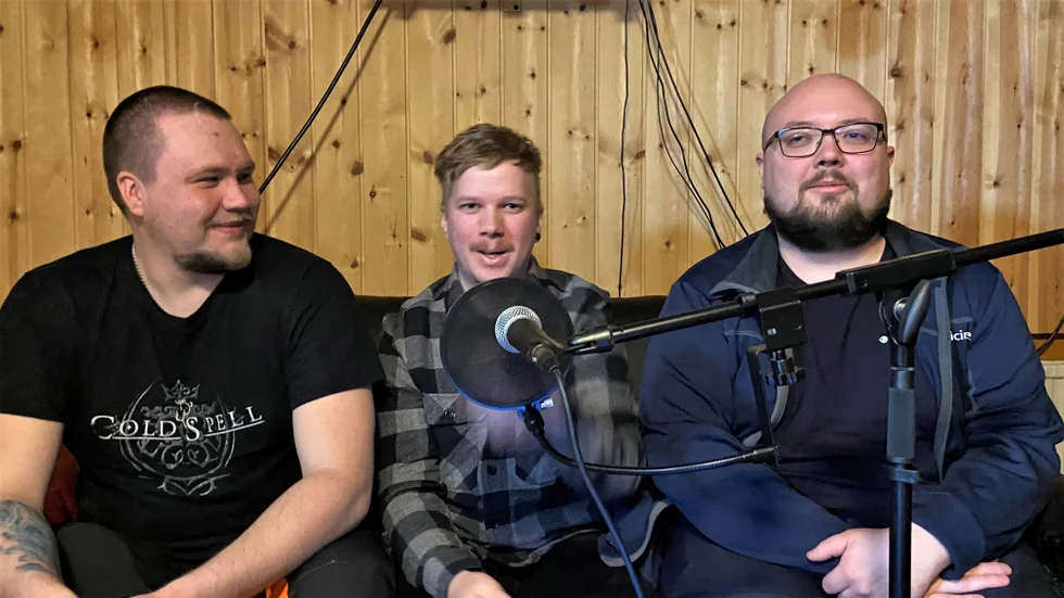 Pöbelpoddarna, kompisarna Erik Tano, August Tapojärvi och Peter Tjernström, ville skapa ett diskussionsforum där snacket går som vid lunchbordet på jobbet.