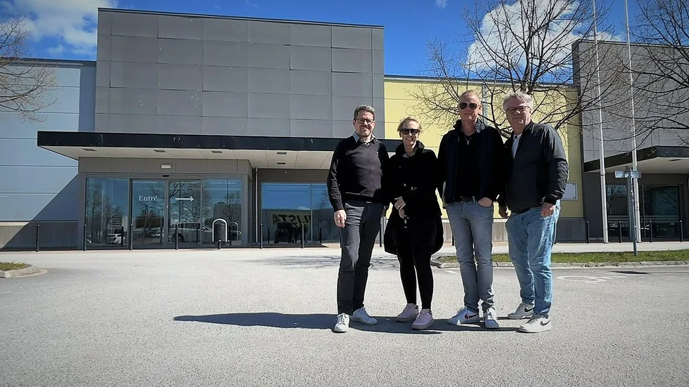Här, i handelsområdet i Tornby i Linköping, förvandlar Norrköpingsgänget Stefan Papangelis, Sofia Backman Mattias Zingmark och Johan Bergerfalk i Nordic Exhibitions en öde och tom butikslokal till Titanic. "Drygt 200 föremål har varit ombord på världens mest mytomspunna fartyg", säger vd Stefan Papangelis.